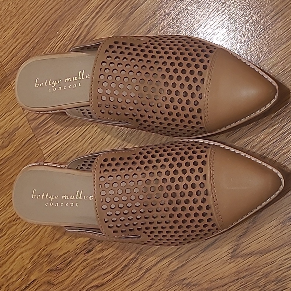 Nwot bettye muller concept leather tan sandal.